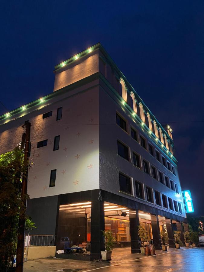 Weifeng Boutique Business Hotel - Zhanqian Branch Pingtung المظهر الخارجي الصورة