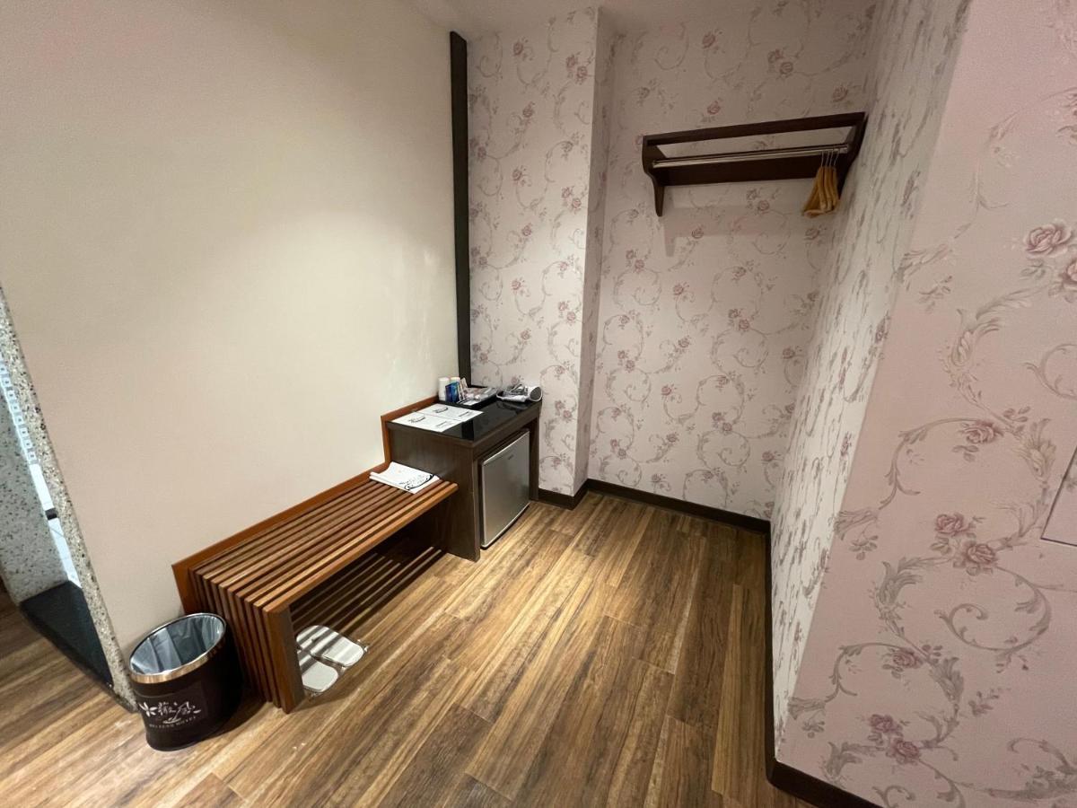 Weifeng Boutique Business Hotel - Zhanqian Branch Pingtung المظهر الخارجي الصورة